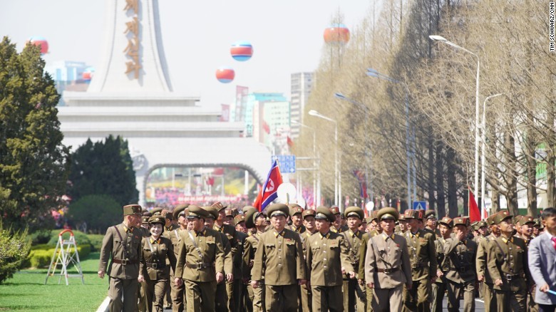Anh: Ong Kim Jong-un cuoi tuoi trong le khanh thanh khu pho moi-Hinh-6